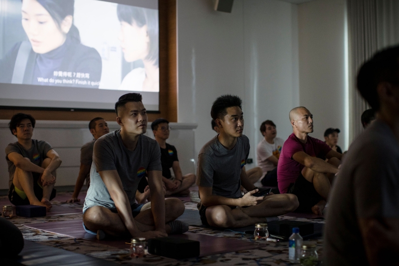 在台北W飯店舉辦的《愛的堅強與脆弱》的主題當中，撥出了酷兒影展的短片內容，在影像劇情的渲染下，讓參與的課程的學員們更能進入活動的主題，原來看電影和做瑜伽也可以這麼的契合